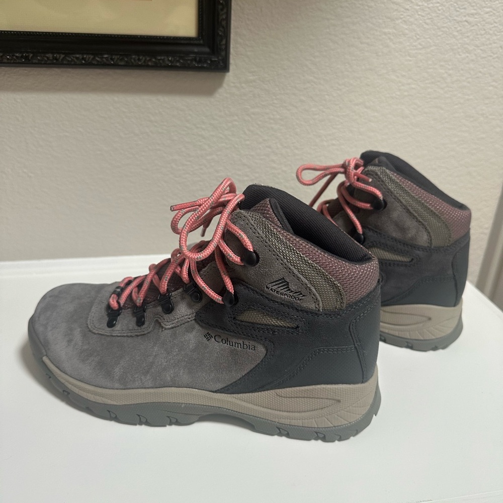 Columbia Women's waterproof grey and pink hiking boot 🥾 Like new! Wore 2 hours